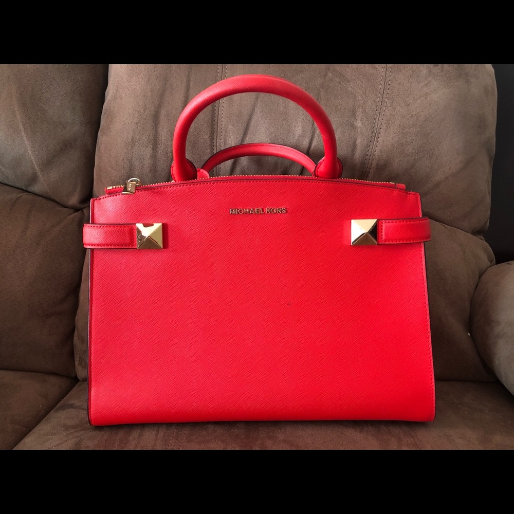 MICHAEL KORS in a pristine condition. Very minimal use.